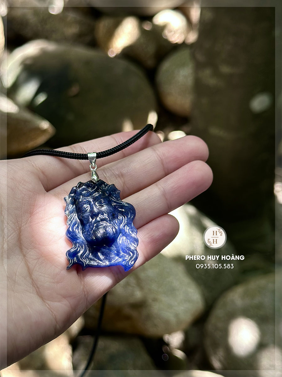 Mặt Đá Sodalite xanh chạm khắc Đức Chúa Giêsu đội mão gai 2 Mặt Đá Sodalite xanh chạm khắc Đức Chúa Giêsu đội mão gai - Hình ảnh 2