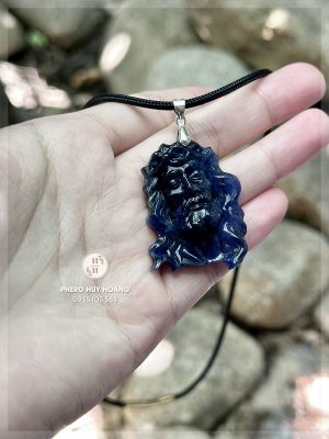 Mặt Đá Sodalite xanh chạm khắc Đức Chúa Giêsu đội mão gai 8 Mat Da Sodalite xanh cham khac Duc Chua Giesu doi mao gai kich thuoc dai 4cm 5